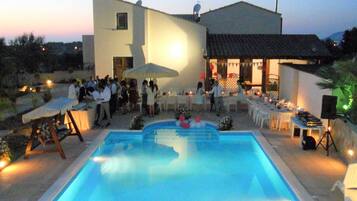 Piscina stagionale all'aperto, ombrelloni da piscina, lettini