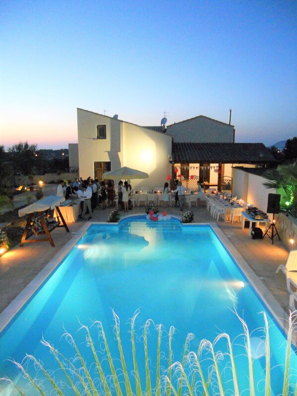 Piscine extérieure (ouverte en saison), parasols de plage