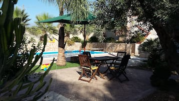 Piscina stagionale all'aperto, ombrelloni da piscina, lettini