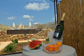 Superior-Dreibettzimmer, Terrasse, Poolblick | Ausblick vom Zimmer