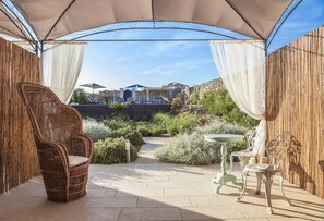 高档床上用品、迷你吧、客房内保险箱、隔音