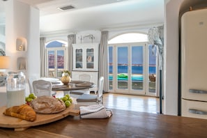42-inch flat-screen TV with satellite channels, TV, Netflix - Ode Villa (Santorini)