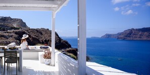 Premium bedding, in-room safe, individually decorated - Ode Villa (Santorini)