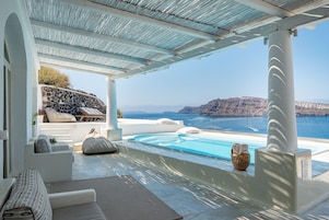 Una piscina al aire libre de temporada
