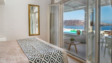 Premium bedding, in-room safe, individually decorated