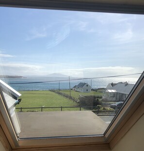 Deluxe Triple Room, Ocean View | Soundproofing, free WiFi, bed sheets - Teach Cruachán Large-group Holiday Home (Achill Island)