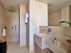 Shower, free toiletries, towels - Grecotel Astir Palace (Alexandroupoli)