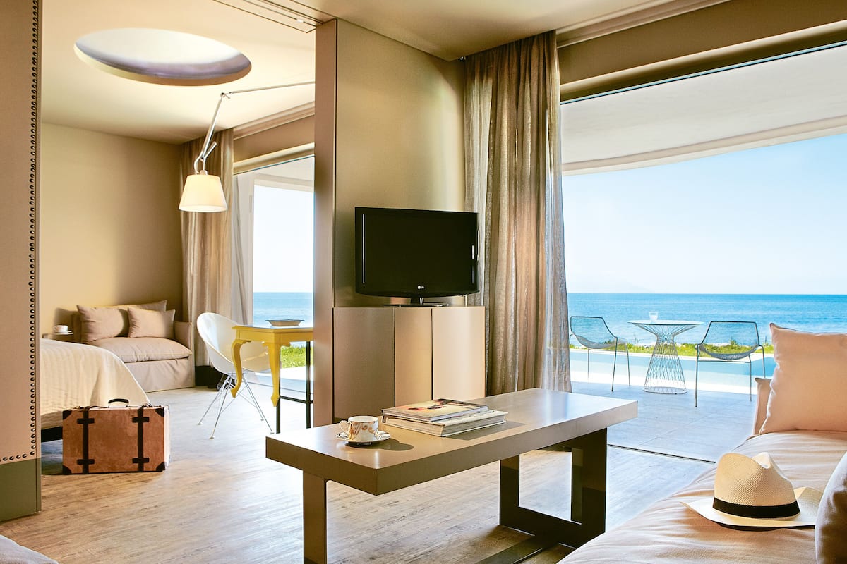 deluxe suites, private pool - seafront | 1 bedroom, premium bedding, in-room safe, desk