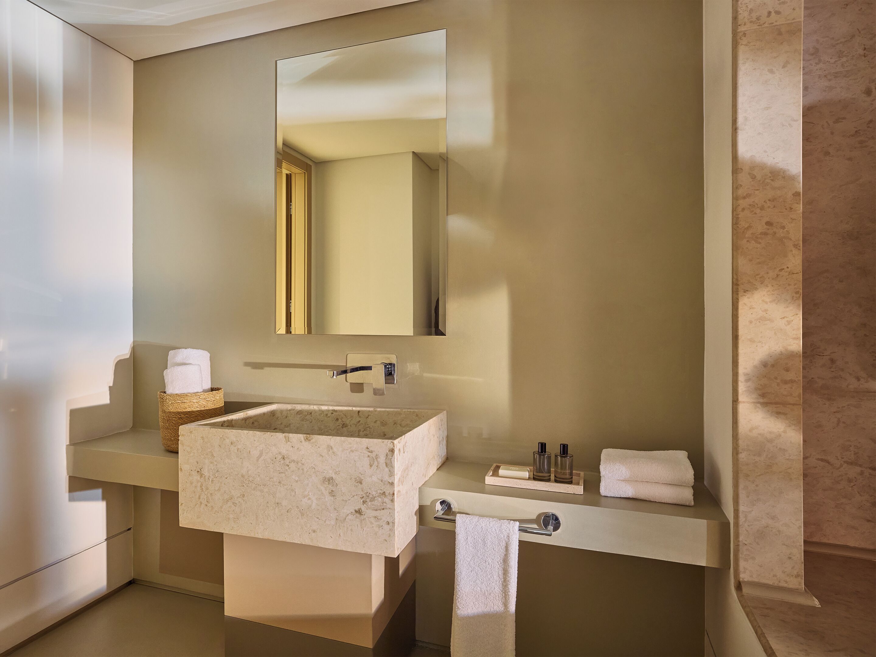 deluxe suites | bathroom | shower, free toiletries, towels
