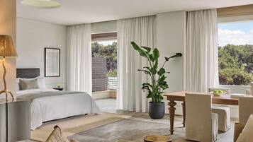 Deluxe Suites | Premium bedding, in-room safe, desk, soundproofing