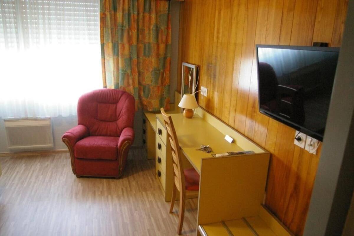 80-cm flat-screen tv with digital channels, tv