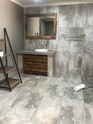Luxury Double Room, 1 Bedroom, Non Smoking, Garden View | Bathroom | Combined shower/tub, rainfall showerhead, free toiletries, hair dryer - Dara Guest House (Secunda)