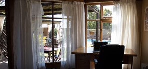 Premium bedding, down comforters, in-room safe, individually decorated - Dara Guest House (Secunda)