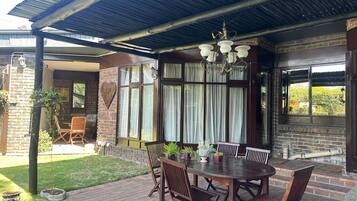 Comfort-Doppelzimmer, Poolblick, zum Garten hin | Terrasse/Patio