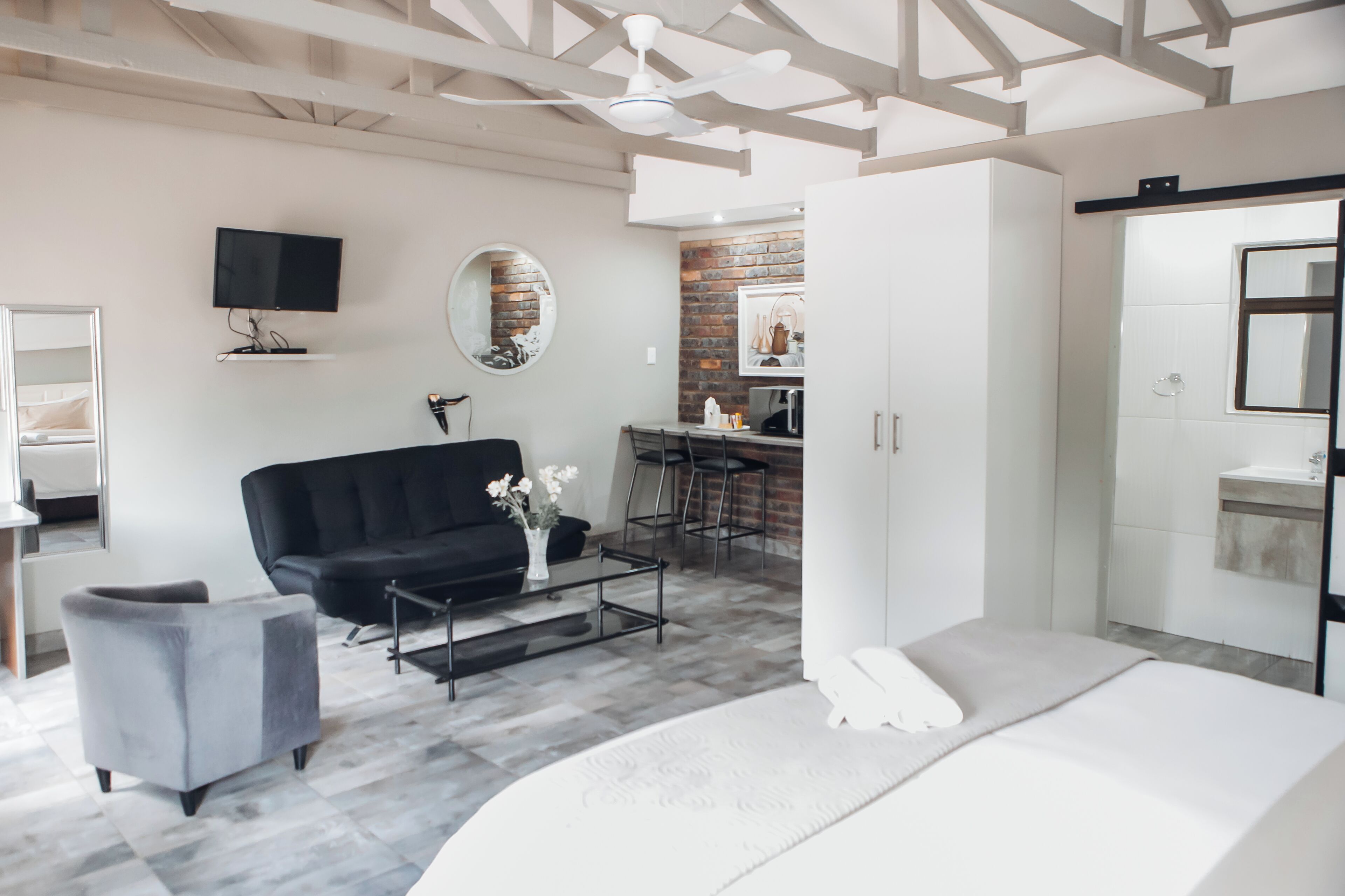 Luxury Double Room, Non Smoking, Corner | Private kitchen | Microwave, electric kettle, cleaning supplies