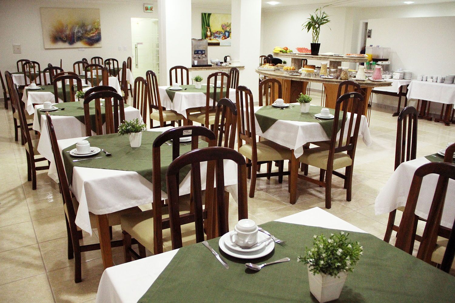 Café da manhã com buffet grátis todos os dias