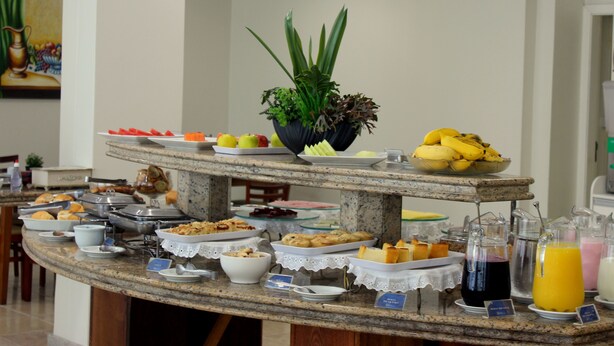 A buffet with various food items and beverages. - Hotel Itajaí Tur (Itajai)