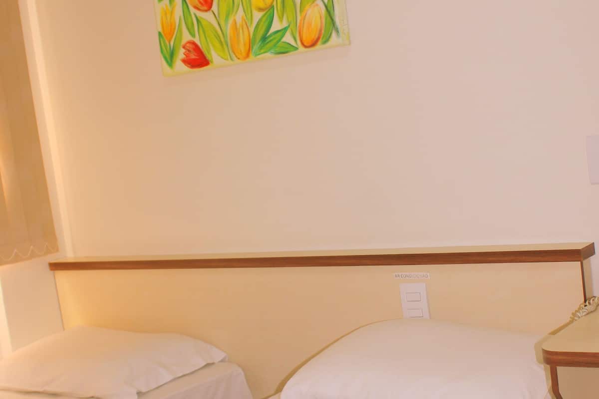 Standard Triplo | Ropa de cama hipoalergénica, minibar, escritorio y wifi gratis