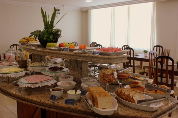 Un buffet proposant divers plats et une plante en pot.