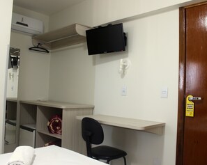 Ropa de cama hipoalergénica, minibar, escritorio y wifi gratis