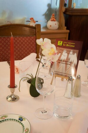 Se sirven almuerzos, cenas y cocina regional 