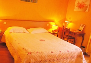 Habitación estándar doble | Escritorio, cunas gratuitas, camas supletorias y wifi gratis
