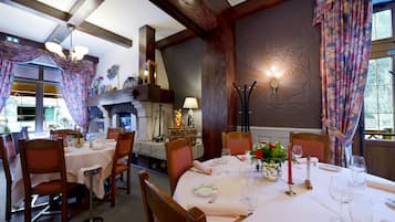 Déjeuner et dîner servis sur place, spécialités Cuisine régionale
