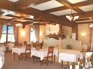 Se sirven almuerzos, cenas y cocina regional 