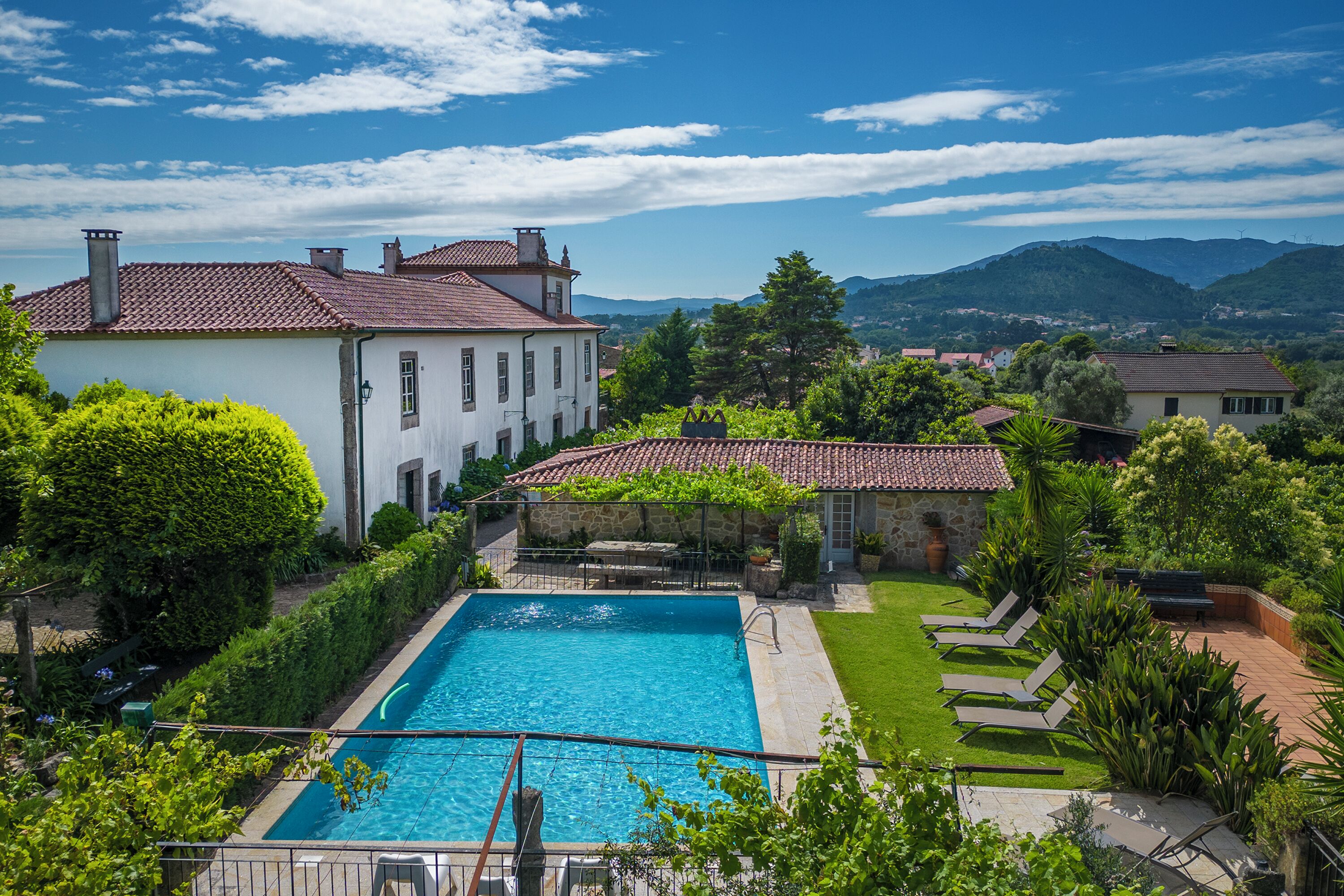 Alberca al aire libre por temporada y sombrillas en la alberca 