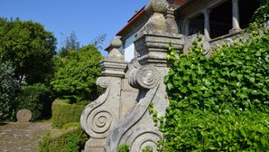 Un edificio de piedra con elaboradas esculturas y techo de tejas rojas.