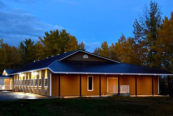 Front of property - The Lion Inn & Suites (Chetwynd)