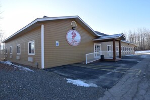 Exterior - The Lion Inn & Suites (Chetwynd)