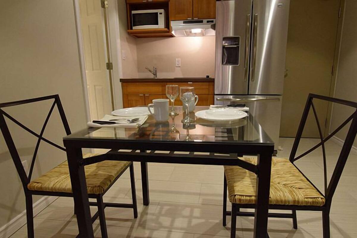 suite, 1 queen bed | in-room dining