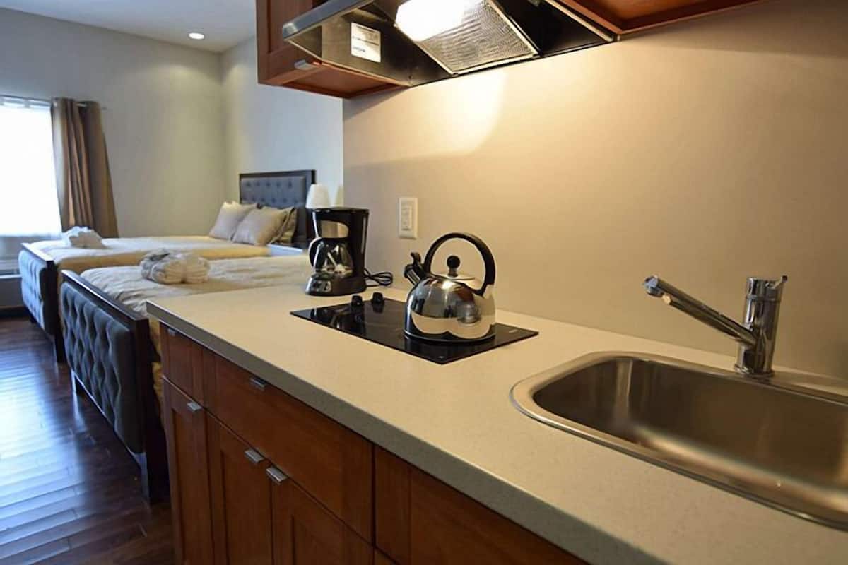 Suite, 2 Queen-Betten | Eigene Kochnische | Großer Kühlschrank, Mikrowelle, Wasserkocher mit Kaffee-/Teezubehör