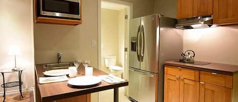 Suite, 1 trÚs grand lit | Cuisinette privée | Réfrigérateur grande capacité avec congélateur, four à micro-ondes
