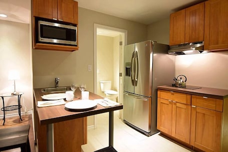 Refrigerador con freezer, microondas, cafetera/tetera