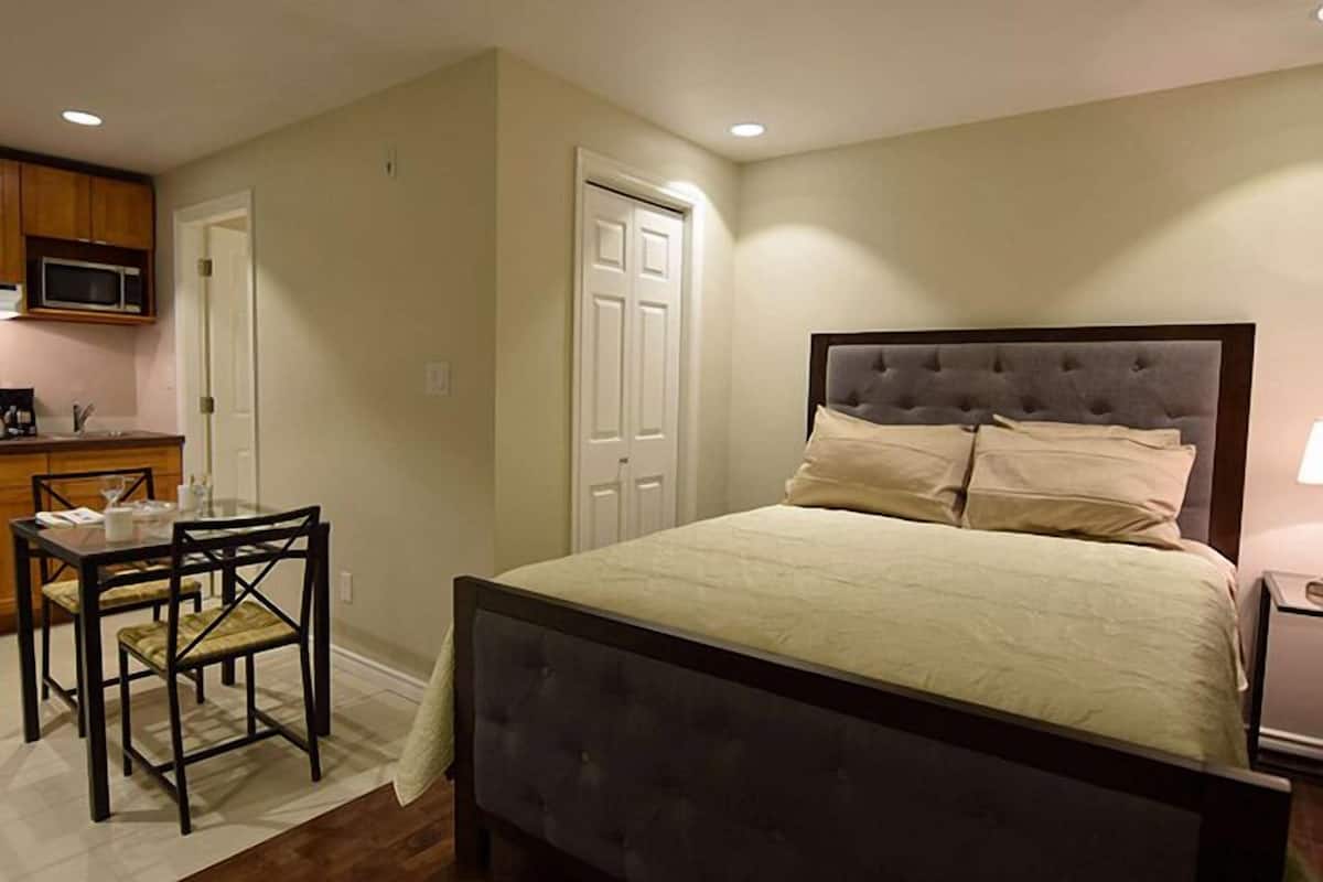 Suite, 1 Queen-Bett | Hochwertige Bettwaren, Schreibtisch, kostenloses WLAN, Bettwäsche