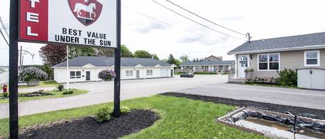 A motel sign with a horse emblem and the text "Best Value Under the Sun."