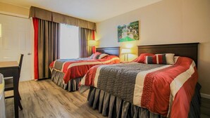 Una habitación de hotel con dos camas, un escritorio y una silla.