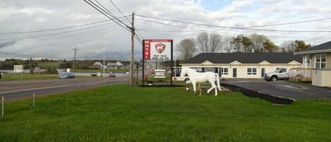 A motel with a large sign advertising 'White Horse' and 'Best Value Under the Sun'.