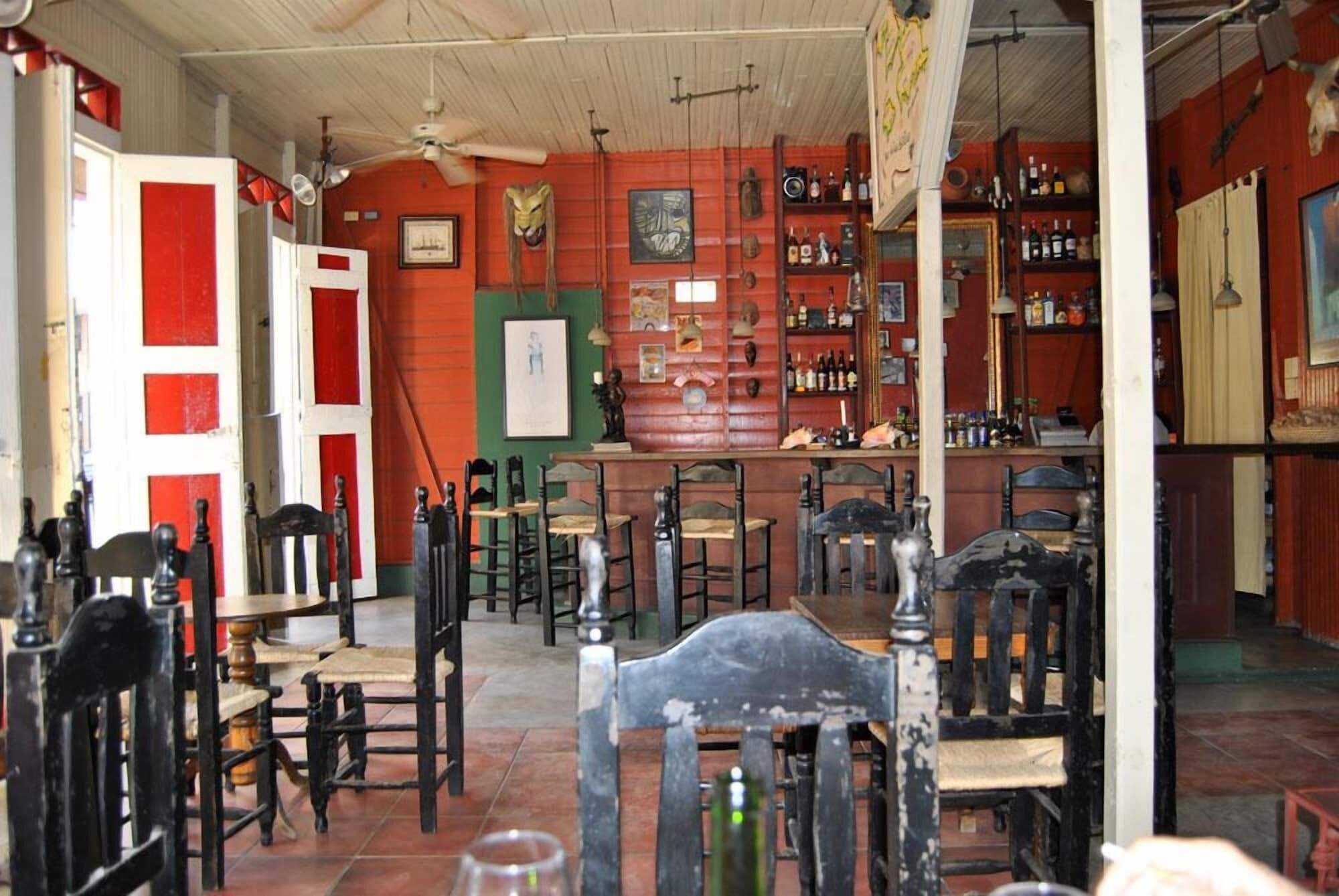 供應早餐、午餐、晚餐；多國菜