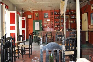 حيث تُقدم وجبات الإفطار، الغداء، العشاء، الأطباق العالمية