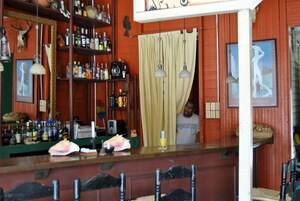 Breakfast, lunch, dinner served; international cuisine