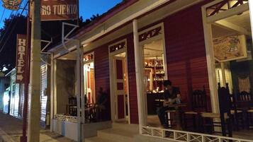 Breakfast, lunch, dinner served; international cuisine