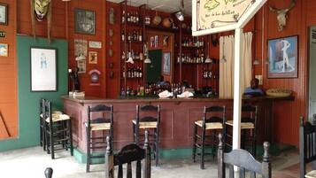 Bar (trong khuôn viên)