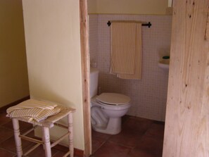 Habitación estándar | Baño | Ducha, artículos de higiene personal gratuitos y toallas