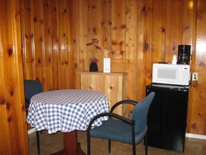 Standard Room, 1 Queen Bed, Non Smoking, No Pets (Queen Living Room) | In-room dining - Masters Inn (Soap Lake)