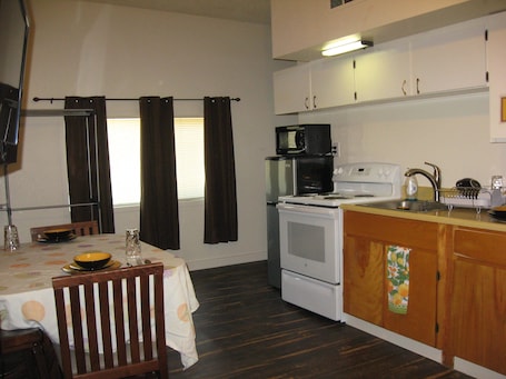 Standard Duplex, Multiple Beds, Non Smoking, No pet, Kitchen (Queen & Double, Full Kitchen- Duplex) | Private kitchen | Fridge, microwave, coffee/tea maker, dining tables. Masters Inn