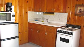 Standard Room, Multiple Beds, Non Smoking, Kitchenette, Pet Friendly (1 Queen 1 Double) | Private kitchen | Fridge, microwave, coffee/tea maker, dining tables