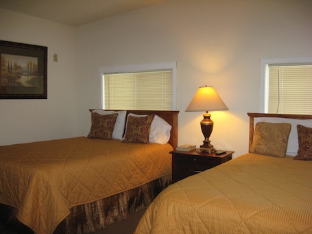 Standard Duplex, Multiple Beds, Non Smoking, No pet, Kitchen (Queen & Double, Full Kitchen- Duplex) | Free WiFi, bed sheets. Masters Inn